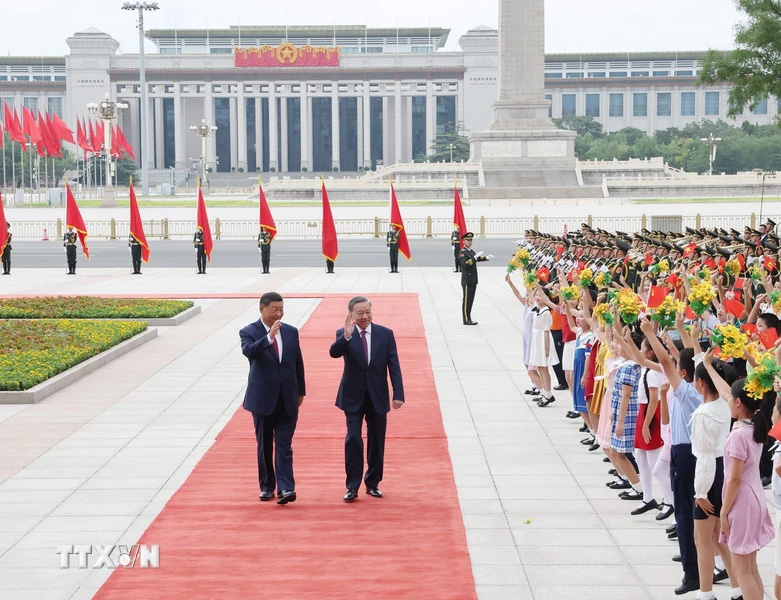 Tổng Bí thư, Chủ tịch nước Tô Lâm và Tổng Bí thư, Chủ tịch nước Trung Quốc Tập Cận Bình duyệt đội danh dự. 