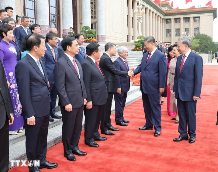 Tổng Bí thư, Chủ tịch nước Tập Cận Bình bắt tay các thành viên chính thức Đoàn Cấp cao Việt Nam tại Lễ đón.