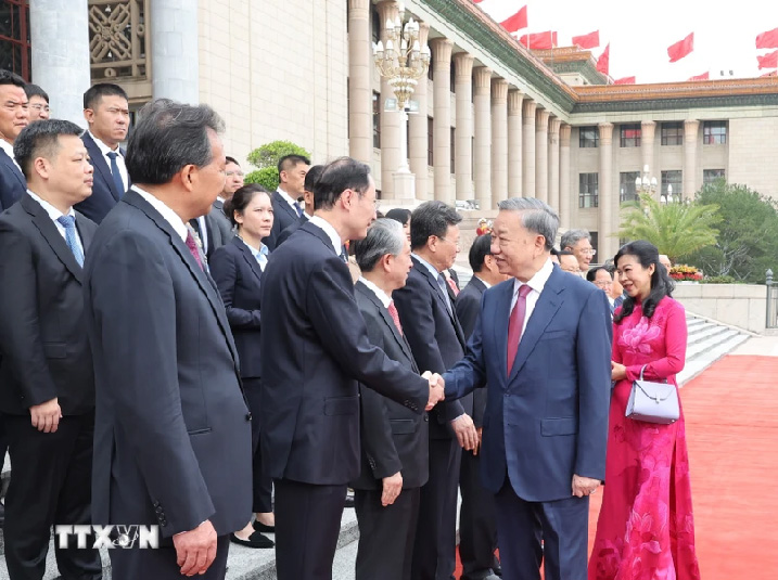 Tổng Bí thư, Chủ tịch nước Tô Lâm và Phu nhân bắt tay các thành viên chính thức Đoàn đại biểu Trung Quốc tại Lễ đón. 