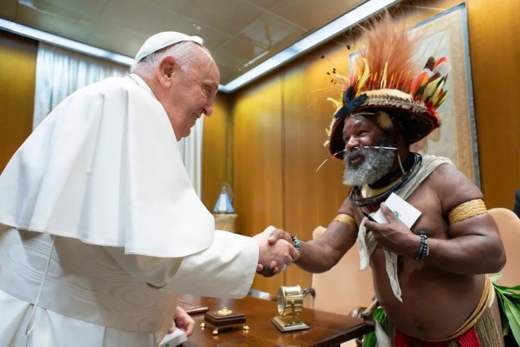 Đức Thánh Cha Phanxicô tiếp kiến Mundiya Kepanga, một nhà hoạt động người Papua tại Vatican ngày 8/5/2024.