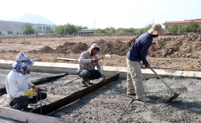 Thi công đường bê tông trong khu tái định cư ở xã Bắc Sơn, huyện Thuận Bắc, tỉnh Ninh Thuận