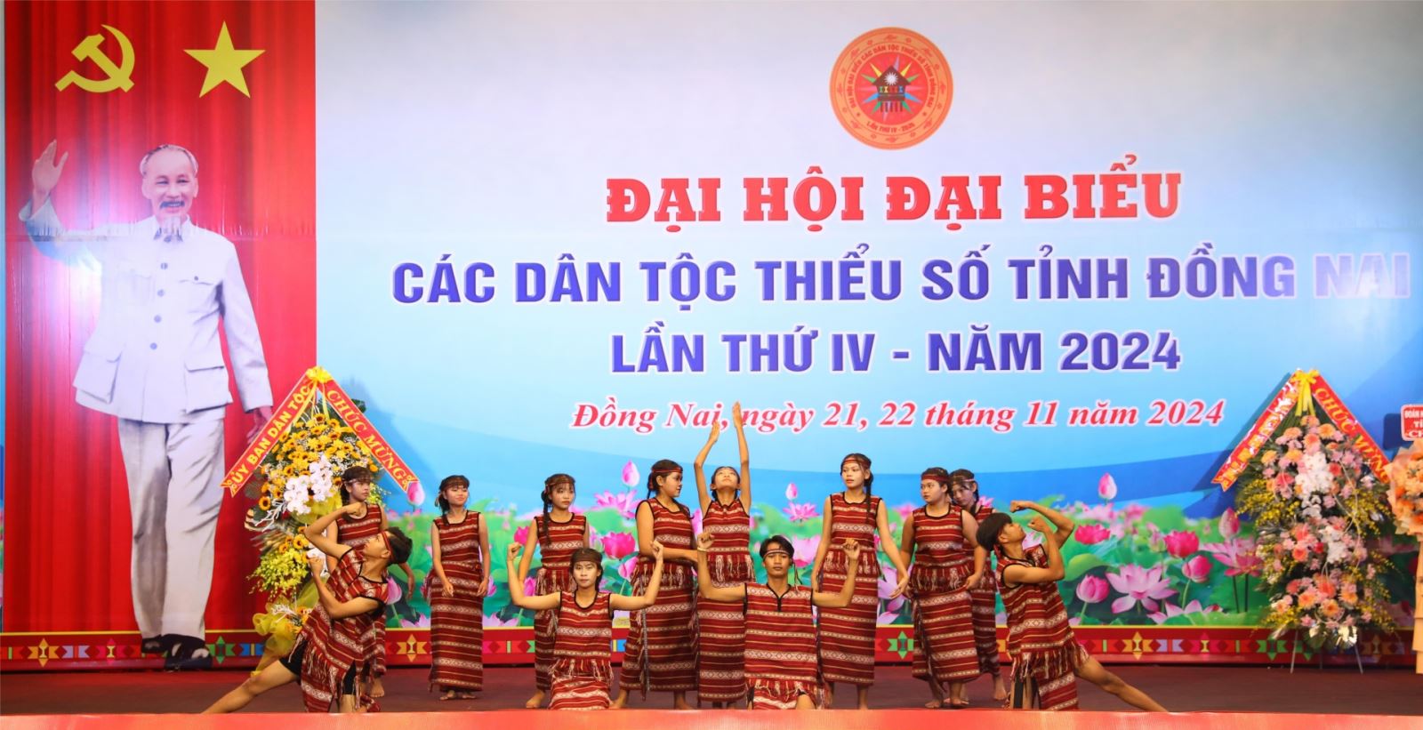 Thanh thiếu niên dân tộc Chơro, xã Xuân Thiện, huyện Thống Nhất biểu diễn văn nghệ tại đại hội