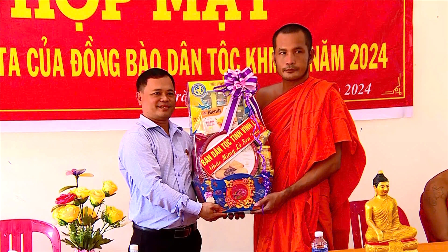 Lãnh đạo Ban Dân tộc tỉnh Vĩnh Long thường xuyên quan tâm, phát huy vai trò của người có uy tín trong đồng bào dân tộc thiểu số.