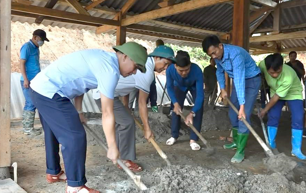 Cán bộ, nhân dân chung tay hỗ trợ hộ đồng bào dân tộc thiểu số tại huyện Trạm Tấuxây dựng nhà ở