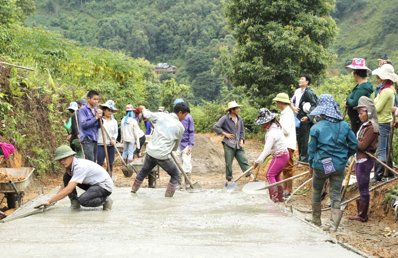 Đổ mới đường bê tông liên bản trên địa bàn huyện Thuận Châu bằng kinh phí từ nguồn vốn Chương trình MTQG 1719