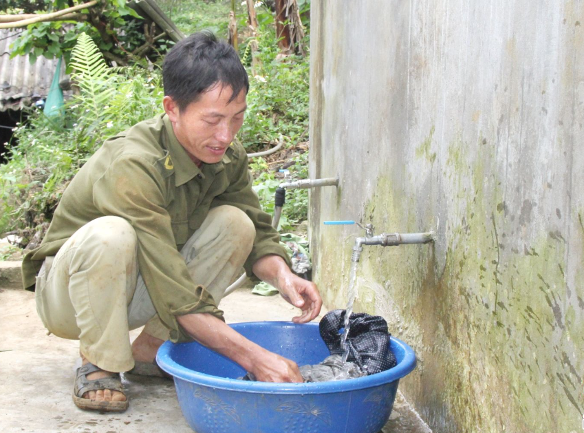 Người dân bản Cáy Khẻ, xã Hua Nhàn, huyện Bắc Yên, Sơn La sử dụng nước sạch từ công trình cấp nước sinh hoạt tập trung đầu tư bằng nguồn vốn Chương trình MTQG 1719