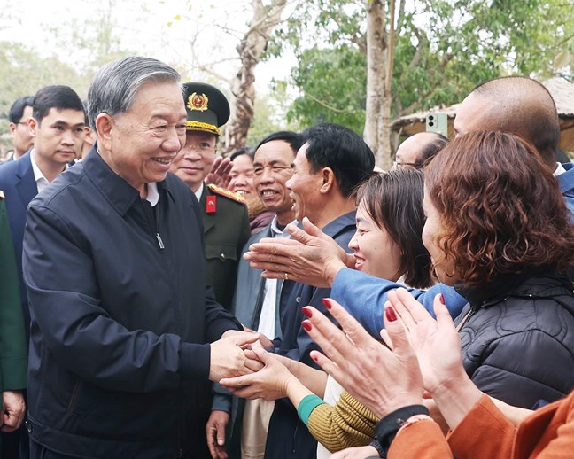 Tổng Bí thư Tô Lâm với nhân dân tại Khu Di tích lịch sử quốc gia đặc biệt Đền Hùng _Ảnh: TTXVN 