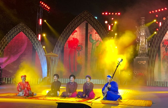 CLB ca trù Chanh Thôn biểu diễn tại Liên hoan trình diễn di sản văn hóa phi vật thể thành phố Hà Nội lần thứ 2 tại Vườn hoa Tượng đài Lý Thái Tổ. Ảnh: M.H