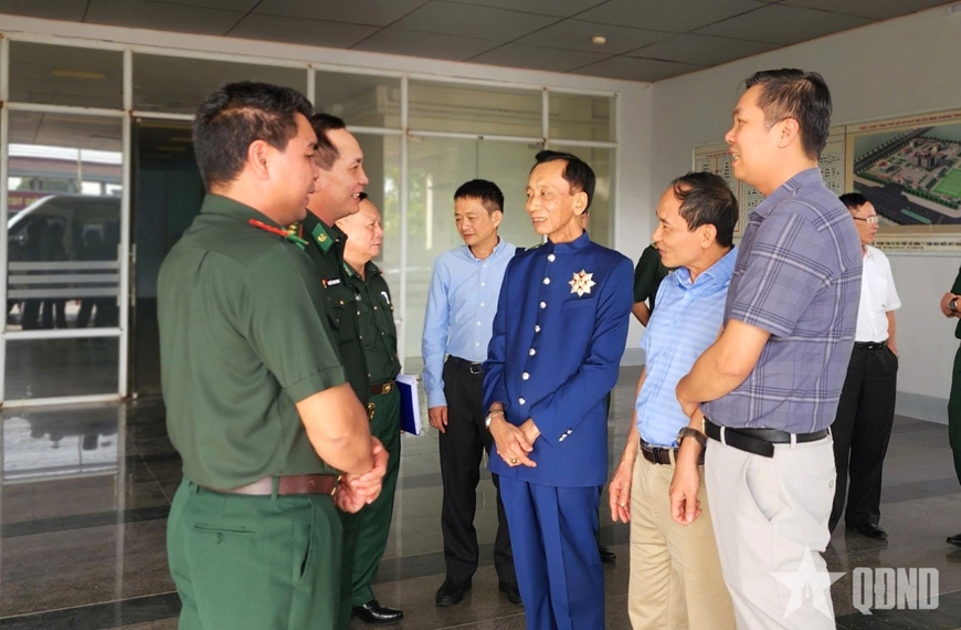 Hiệp sĩ Đại Thánh giá thăm Bộ đội Biên phòng tỉnh Quảng Trị.