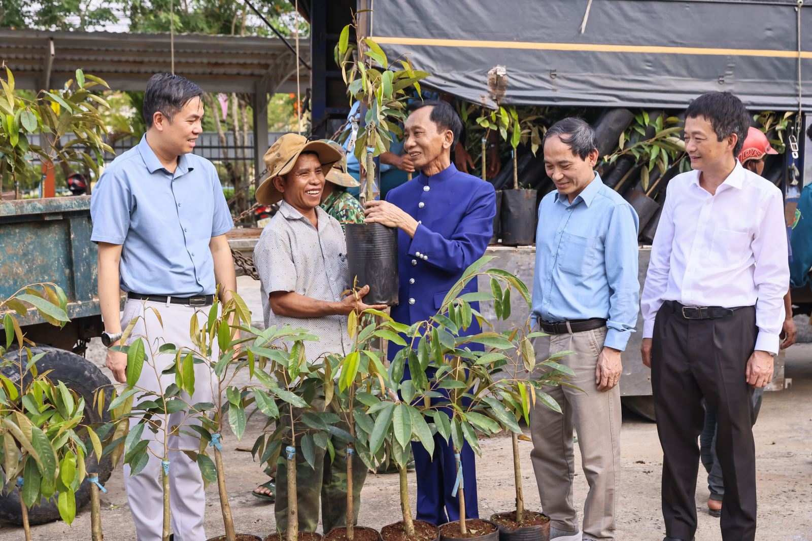 HIệp sĩ Đại Thánh giá, ông Đặng Văn Thanh (ngoài cùng bên phải), ông Nguyễn Văn Cường (ngoài cùng bên trái) trao tặng giống cây sầu riêng cho người dân xã Rờ Kơi