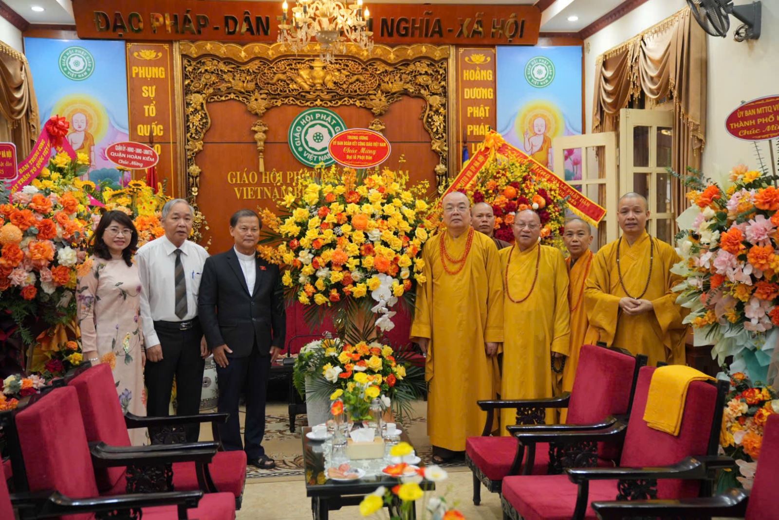 đến thăm, chúc mừng và tham dự Đại lễ Phật đản. Ảnh: Phạm Cường