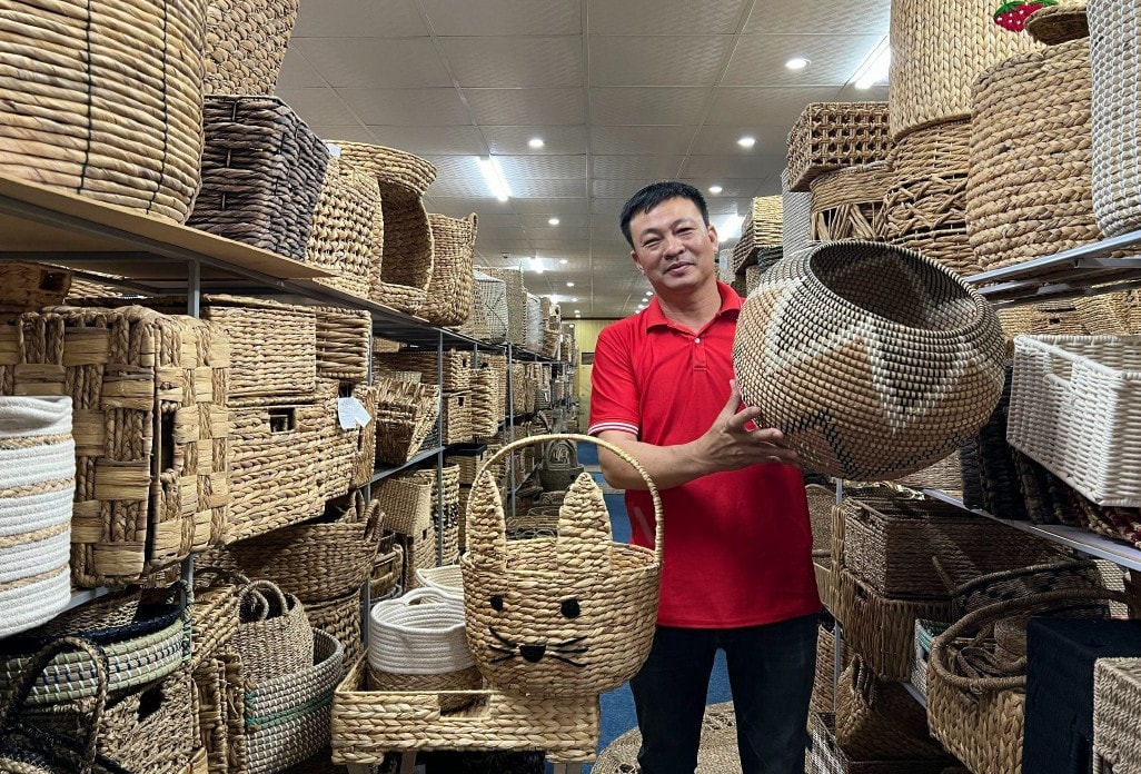 Nghệ nhân Nguyễn Văn Cung đã gắn bó với nghề hơn một thập kỷ.