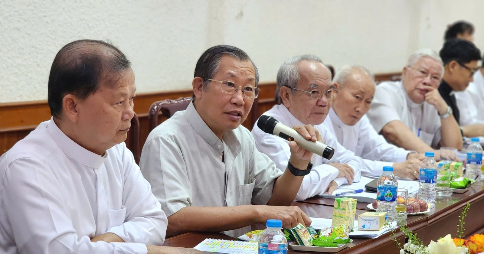 Các linh mục trong Ban thường trực tham gia phiên họp