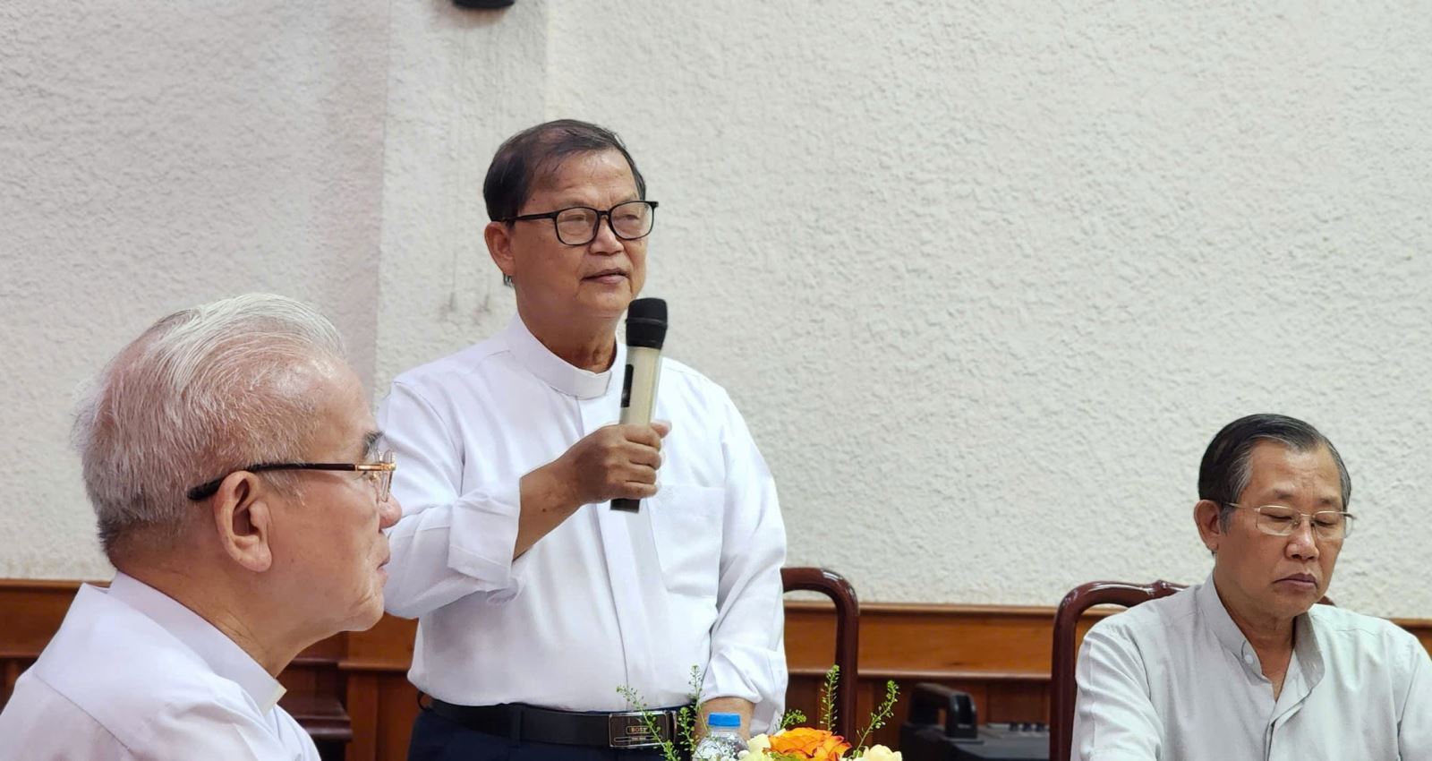 Linh mục Gioan Baotixita Nguyễn Văn Riễn- Phó Chủ tịch, Tổng thư ký Ủy ban ĐKCG Việt Nam phát biểu tại phiên họp. (Ảnh: Bùi An)