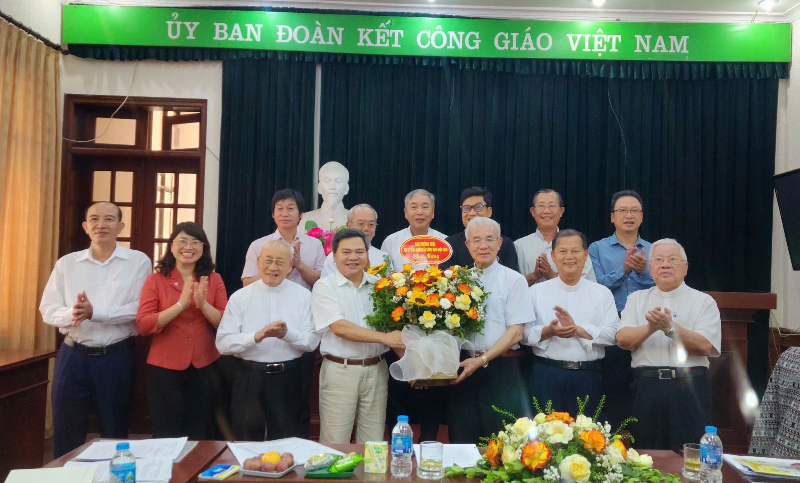 Ban Thường trực chúc mừng Đặc san Người Công giáo Việt Nam. Ảnh: Bùi An