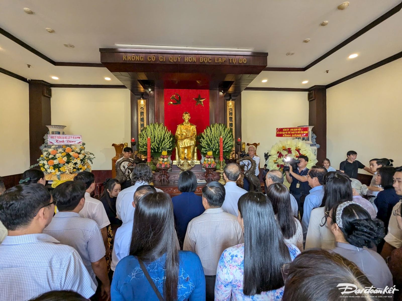 Các đại biểu và người dân dâng hương tưởng nhớ Chủ tịch Hồ Chí Minh vĩ đại. Ảnh: Tú Anh.