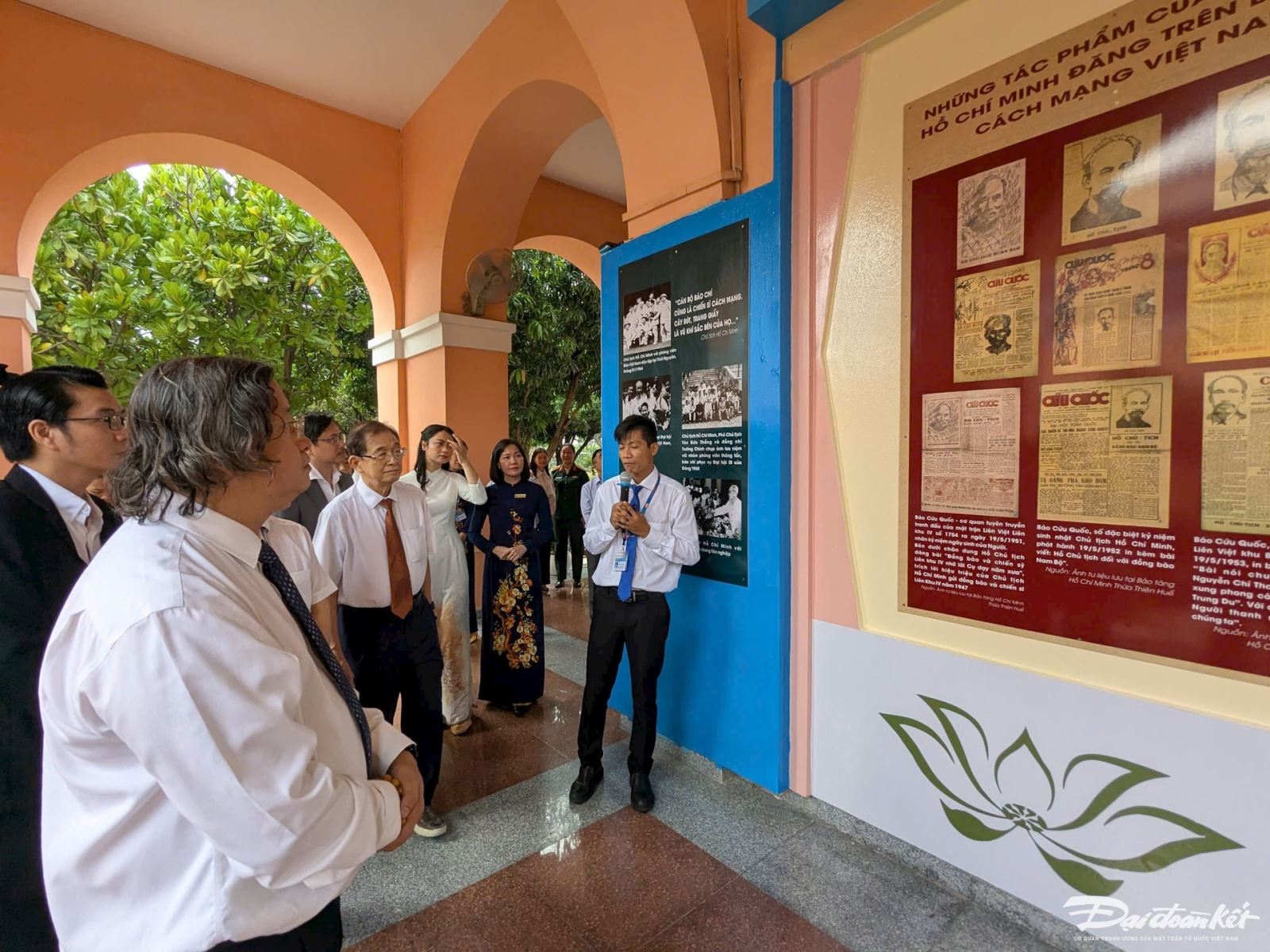 Các đại biểu thăm quan gian trưng bày chuyên đề tại Bảo tàng Hồ Chí Minh - Chi nhánh TP Hồ Chí Minh. Ảnh: Tú Anh.