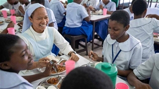 Các nữ tu dòng Đức Maria nâng đỡ thanh thiếu niên Tanzania bất hạnh