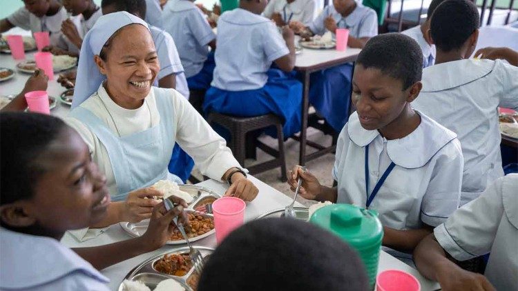 Sơ Maria ăn trưa với các học sinh ở trường nữ Kisarawe 