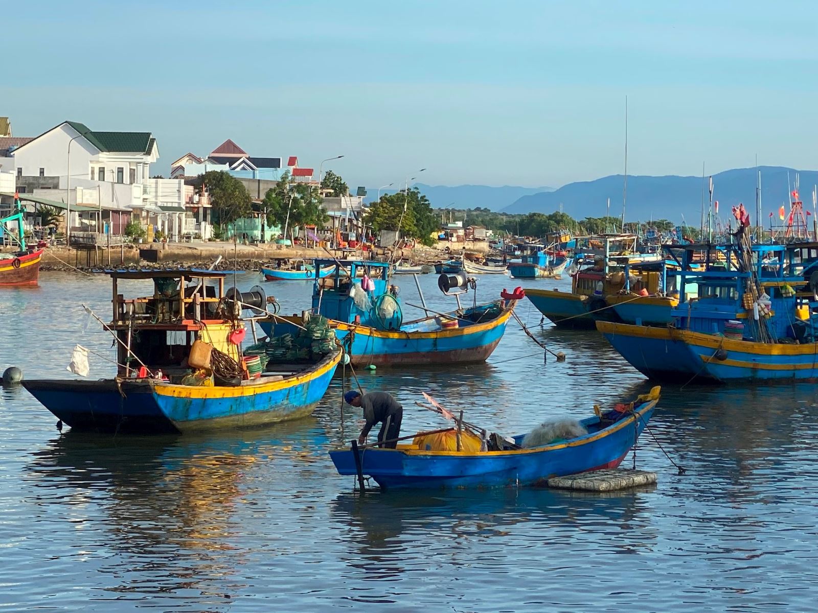 Ghe tàu trên bến cảng.