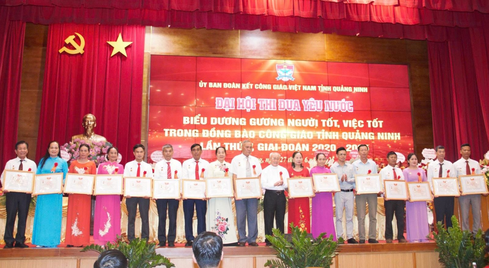 Các cá nhân được trao tặng Kỷ niệm chương Đồng hành cùng dân tộc