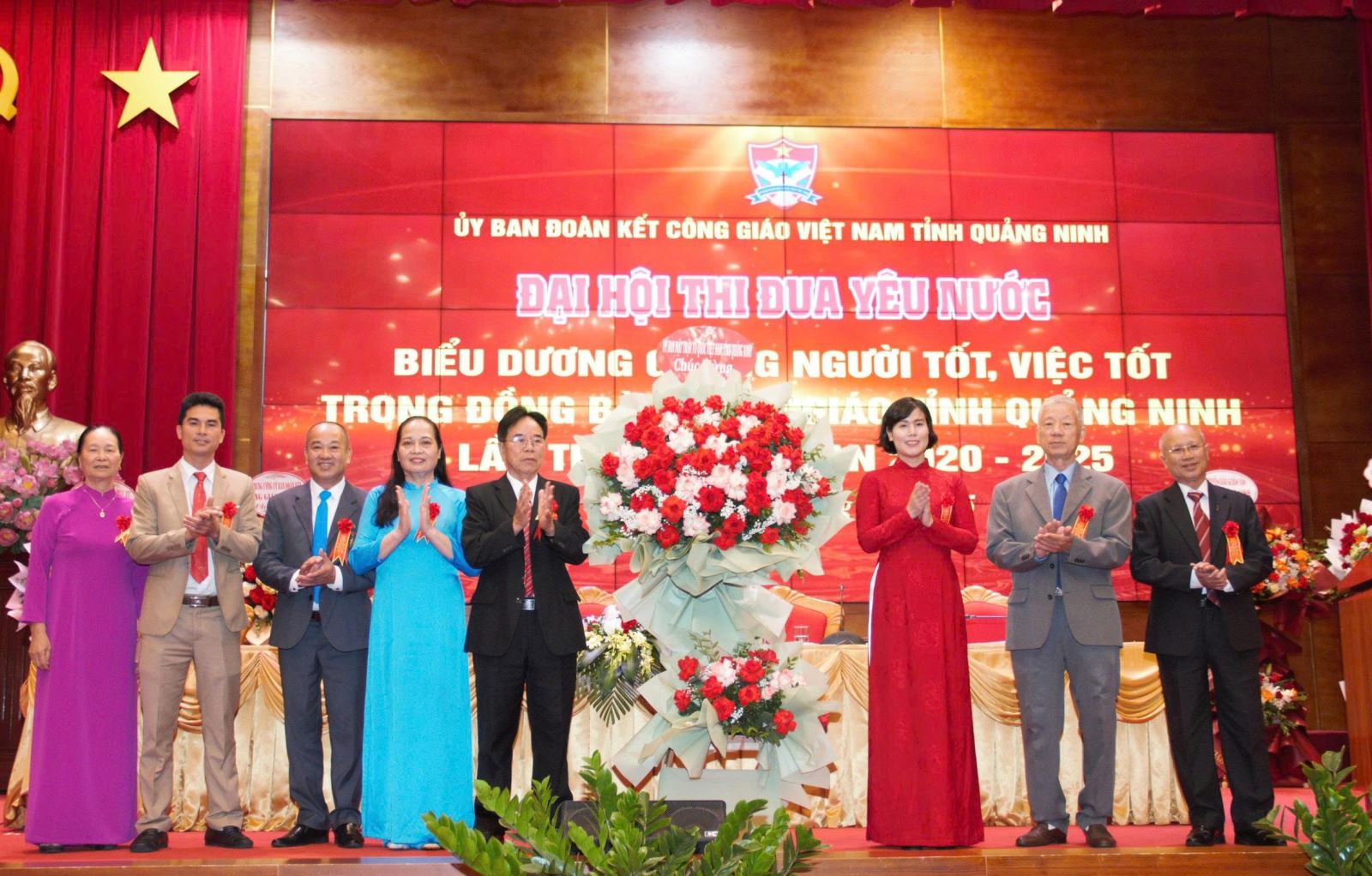 Phó Chủ tịch Ủy ban MTTQ Việt Nam tỉnh Quảng Ninh- Nguyễn Thị Thu Hường chúc mừng Đại hội