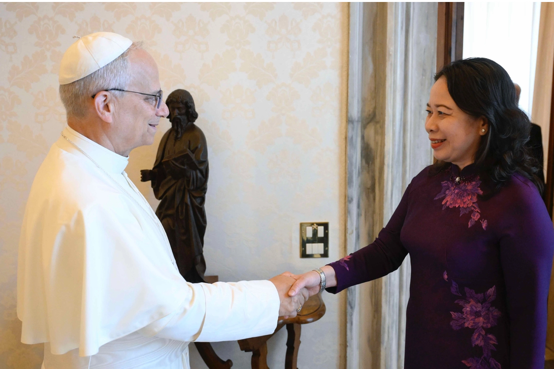 Giáo hoàng Leo XIV bắt tay Phó chủ tịch nước Võ Thị Ánh Xuân - Ảnh: Bộ Ngoại giao cung cấp