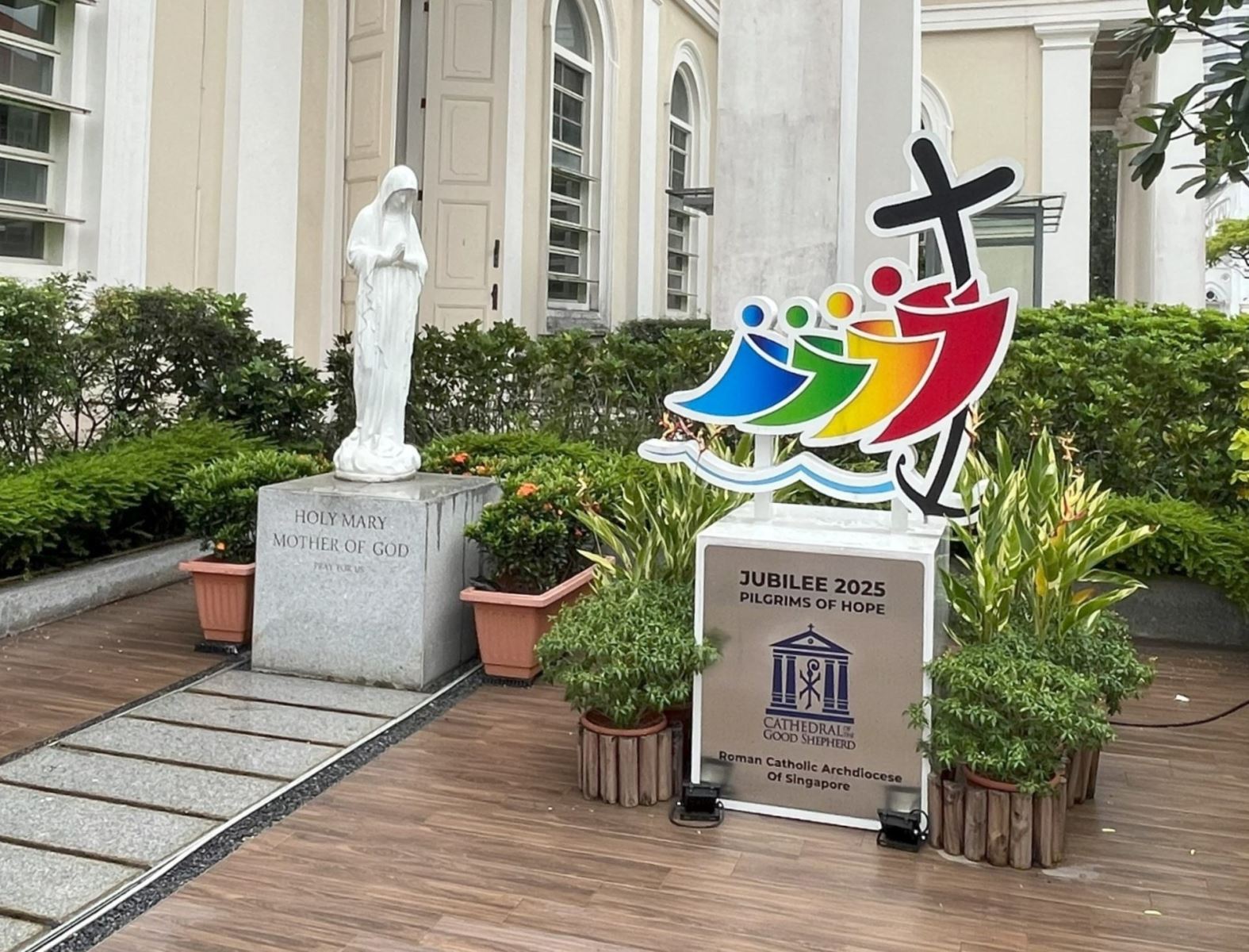 Biểu tượng Năm Thánh Hy Vọng được thắp sáng đã được lắp đặt tại đài Đức Mẹ Maria