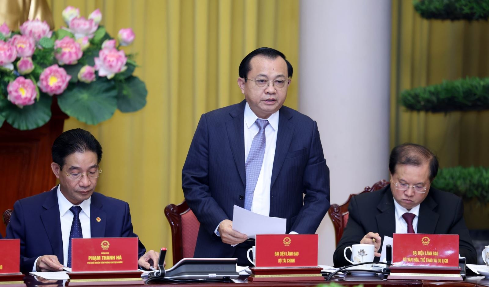 Thứ trưởng Bộ Tài chính Lê Tấn Cận phát biểu tại buổi họp báo - Ảnh: VGP/Đức Tuân