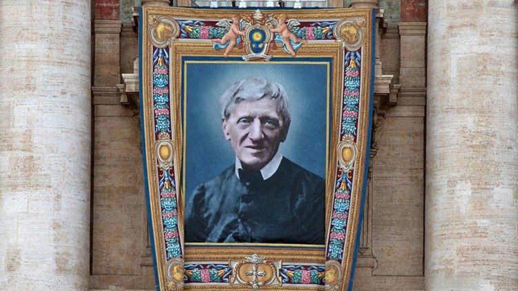 Ảnh Thánh John Henry Newman được treo trước Đền thờ Thánh Phêrô trong ngày lễ tuyên thánh