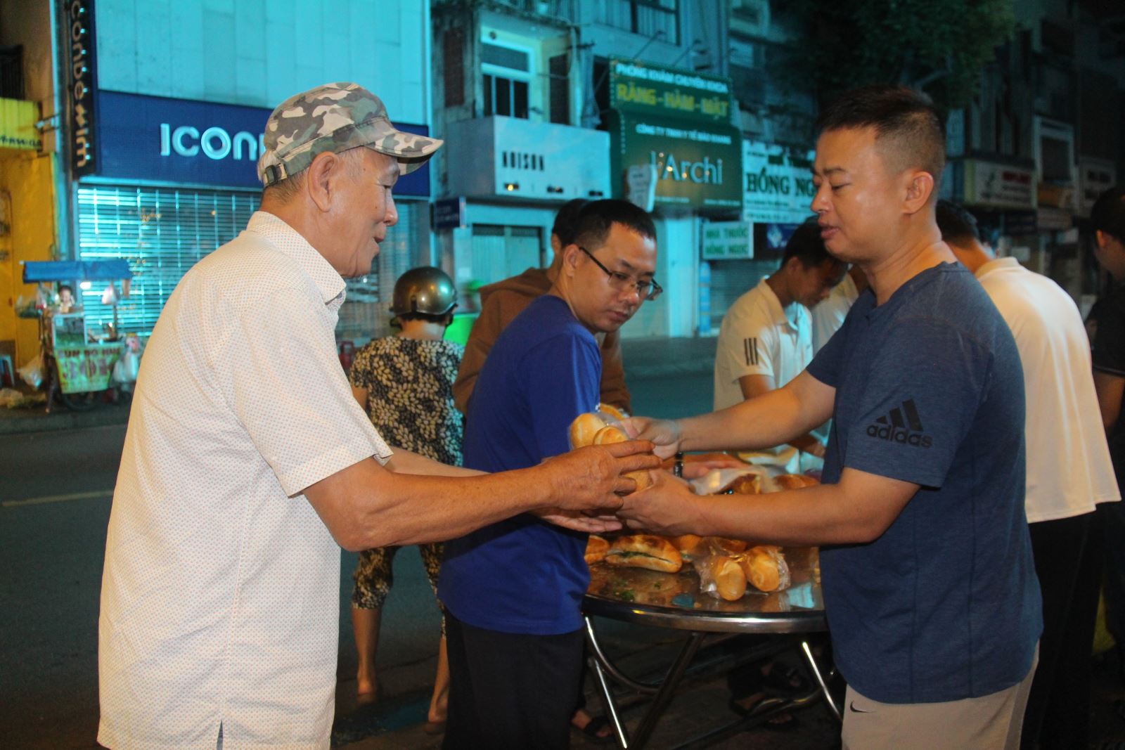 Mỗi sáng thứ Bảy hằng tuần, “tiệm bánh mì” Thánh Antôn của Hội dòng Tông đồ Ơn gọi (Rogate) lại xuất hiện trước nhà thờ Vườn Xoài, TGP TPHCM, trao tặng những ổ bánh mì thơm ngon đến bà con có nhu cầu.