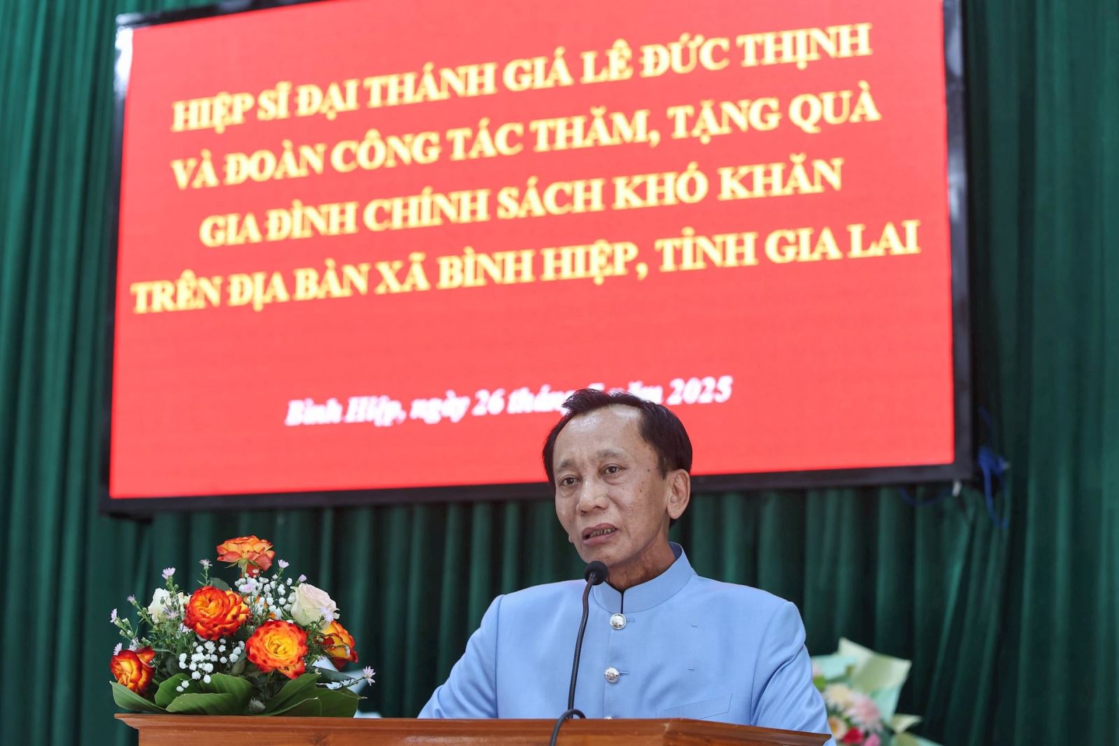 Hiệp sĩ Đại thánh giá Lê Đức Thịnh phát biểu tại buổi gặp gỡ và trao quà cho các gia đình chính sách khó khăn trên địa bàn xã Bình Hiệp. Ảnh: Quang Vinh.