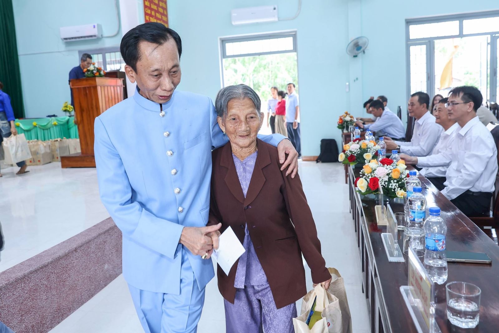 Hiệp sĩ Lê Đức Thịnh đi khắp các bàn, trò chuyện với từng người, hỏi họ sống sao, con cái học hành thế nào, mùa màng năm nay có tốt không...