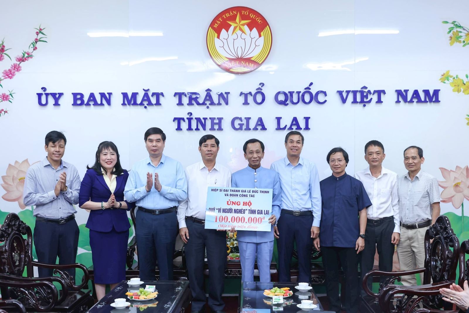 Thông qua UBMTTQ tỉnh Gia Lai, đoàn đã trao 100 triệu đồng ủng hộ “Quỹ Vì người nghèo”.