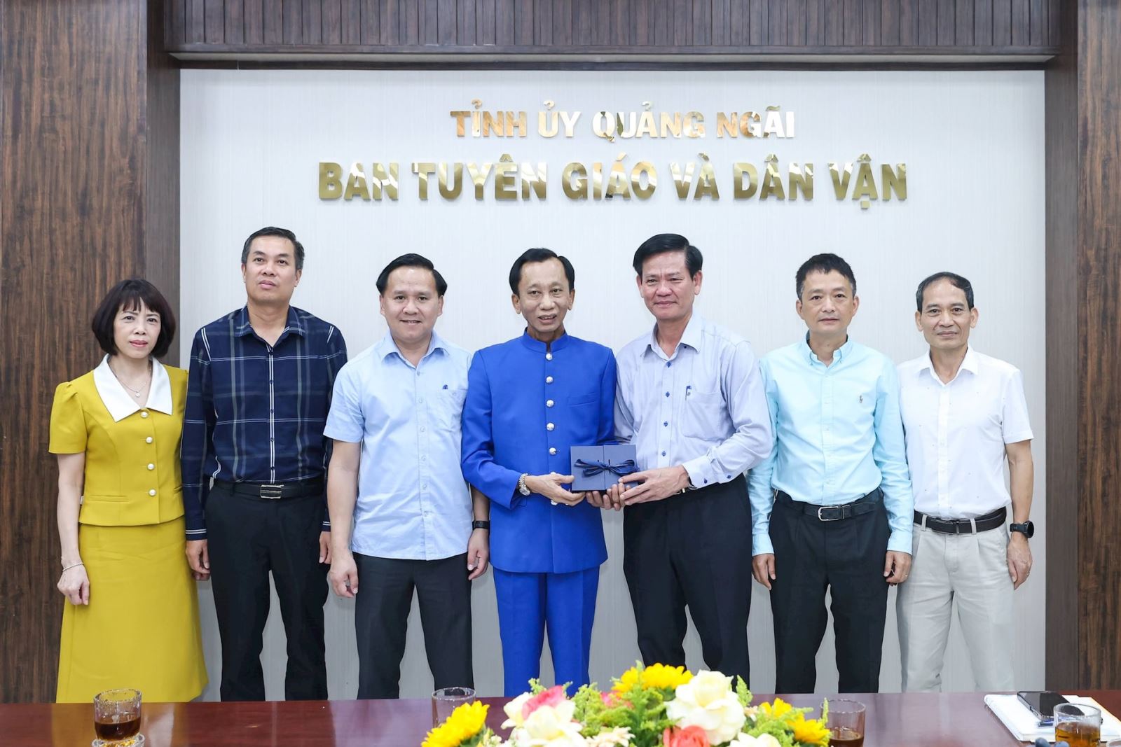 Thông qua Ban Tuyên giáo và Dân vận Tỉnh ủy, đoàn đã trao tặng 200 triệu đồng cho người nghèo trên địa bàn.