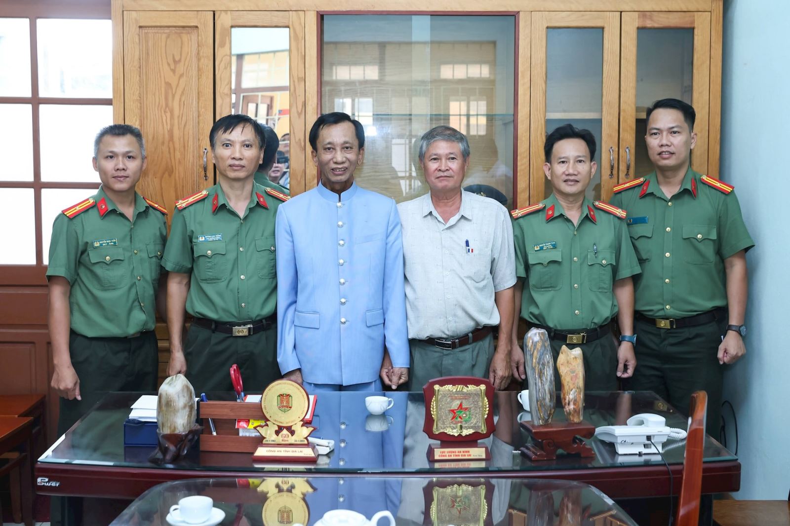 Thông qua phòng An ninh nội địa (PA02), Công an tỉnh Gia Lai đoàn đã trao 100 triệu đồng cho đồng bào dân tộc nghèo.