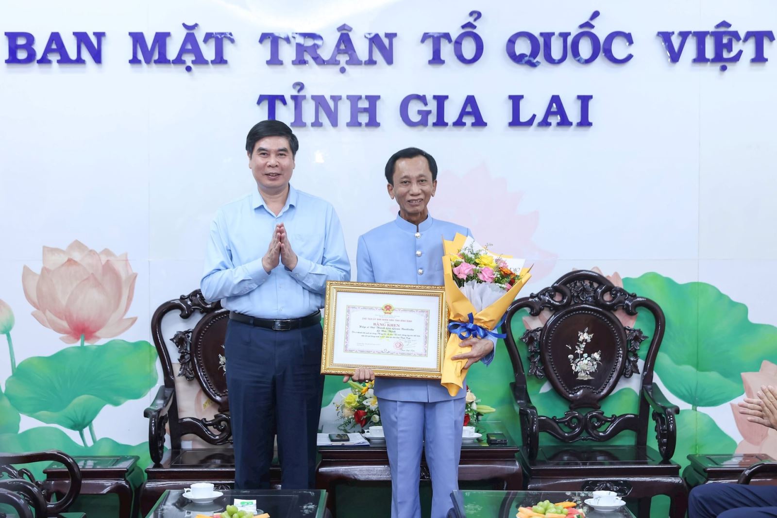 UBND tỉnh Gia Lai trao tặng Bằng khen cho Hiệp sĩ Đại thánh giá Lê Đức Thịnh vì những đóng góp trong công tác an sinh xã hội. Ảnh: Quang Vinh.