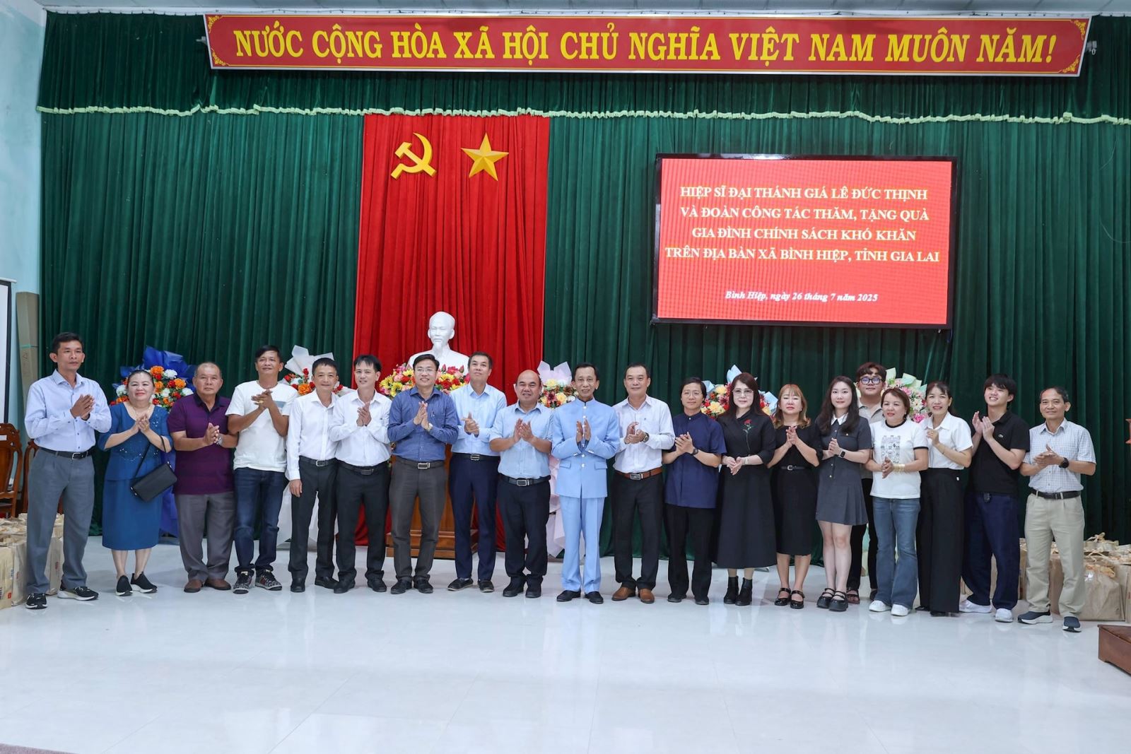 Hiệp sĩ Đại Thánh giá Lê Đức Thịnh và đoàn công tác. Ảnh: Quang Vinh.