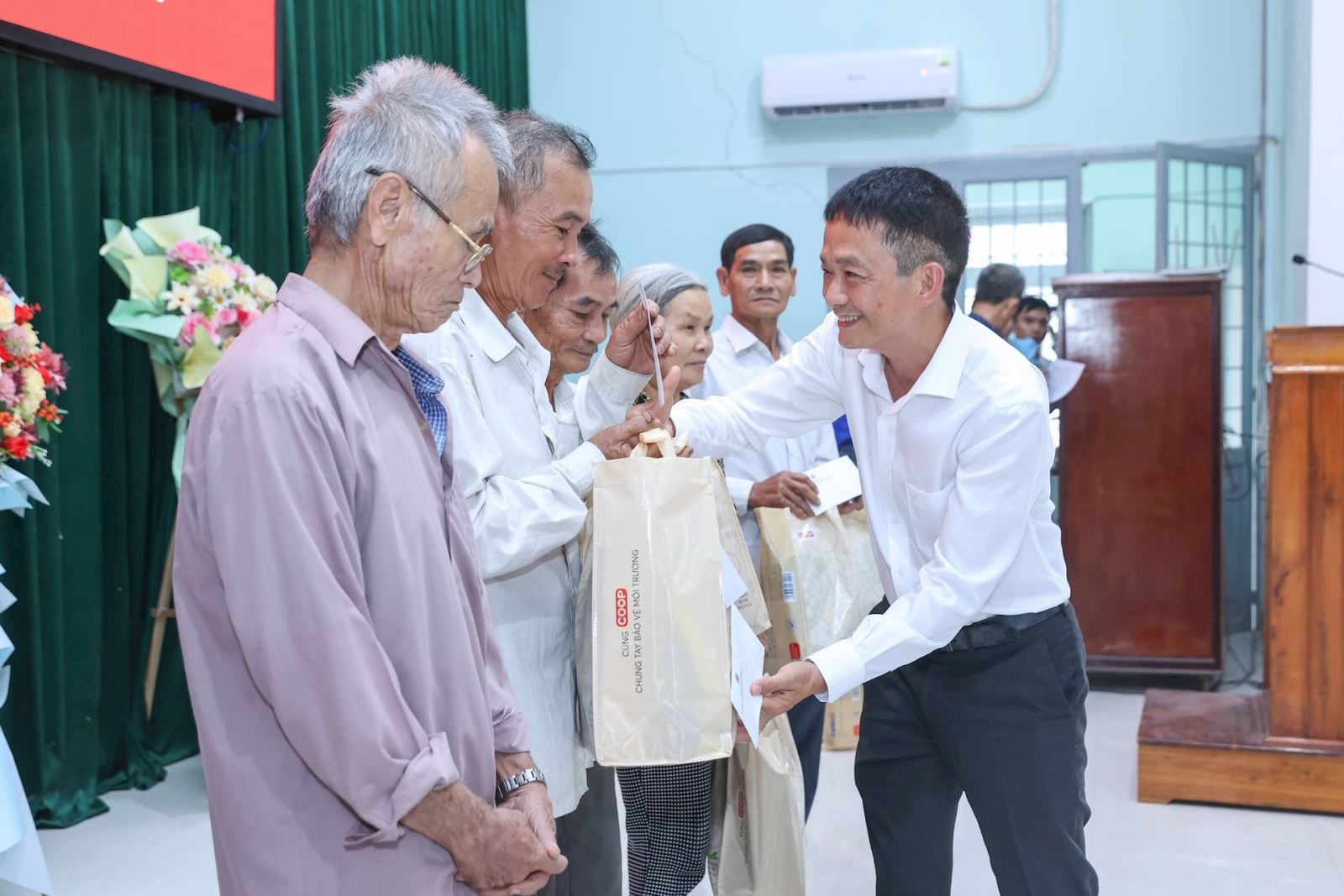 Ông Đặng Văn Thanh, Tổng Giám đốc Công ty Cổ phần Đầu tư Xây dựng Việt Phú An trao quà cho bà con.