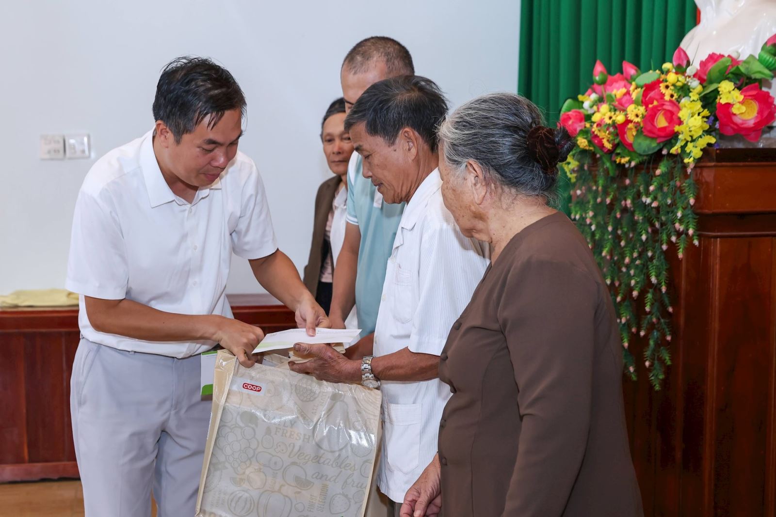 Ông Nguyễn Văn Cường, Giám đốc Bệnh viện Nam học và Hiếm muộn Hà Nội trao quà cho bà con.