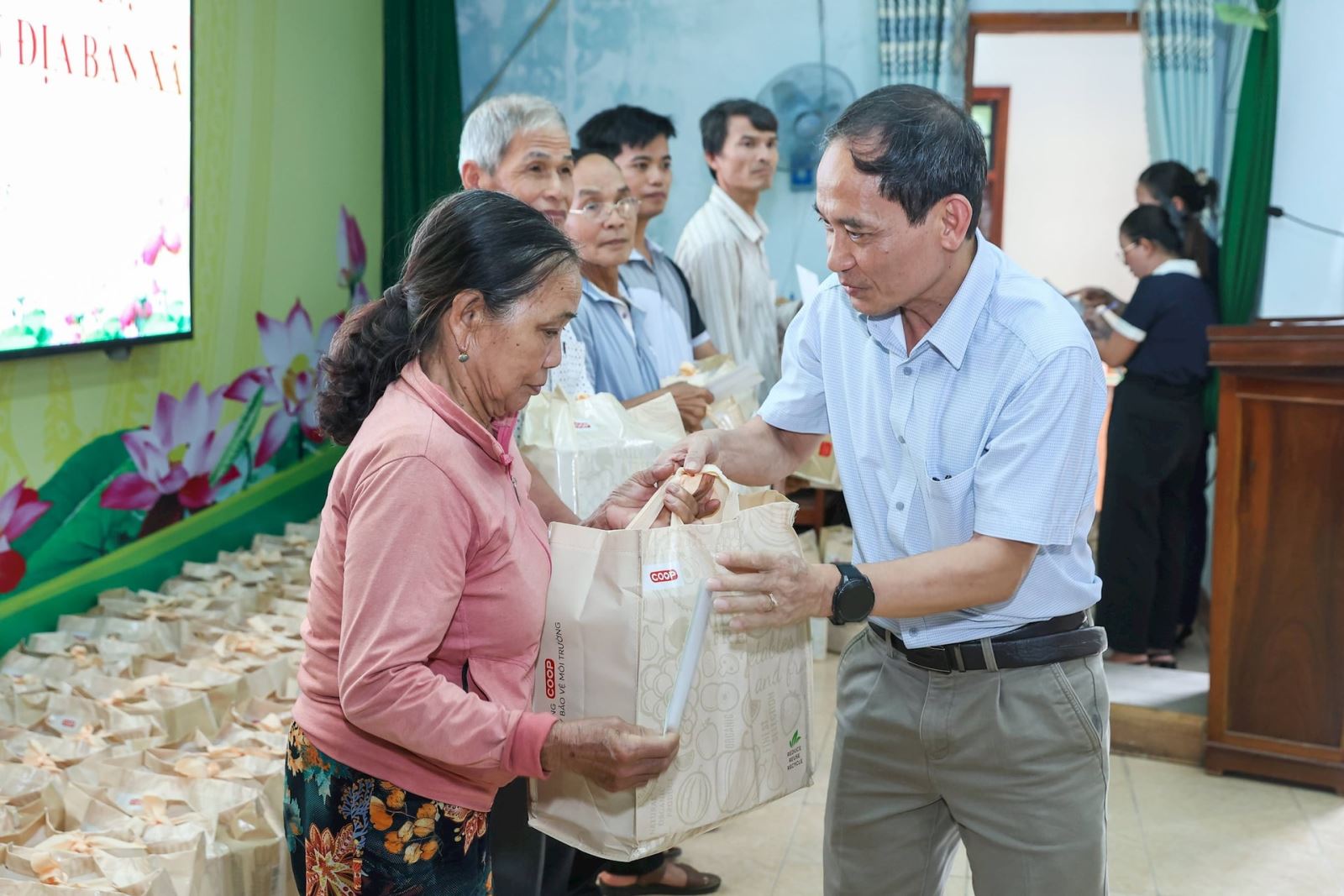 Ông Nguyễn Anh Tuấn, Phó Giám đốc Bệnh viện Nam học và Hiếm muộn Hà Nội trao quà cho bà con.