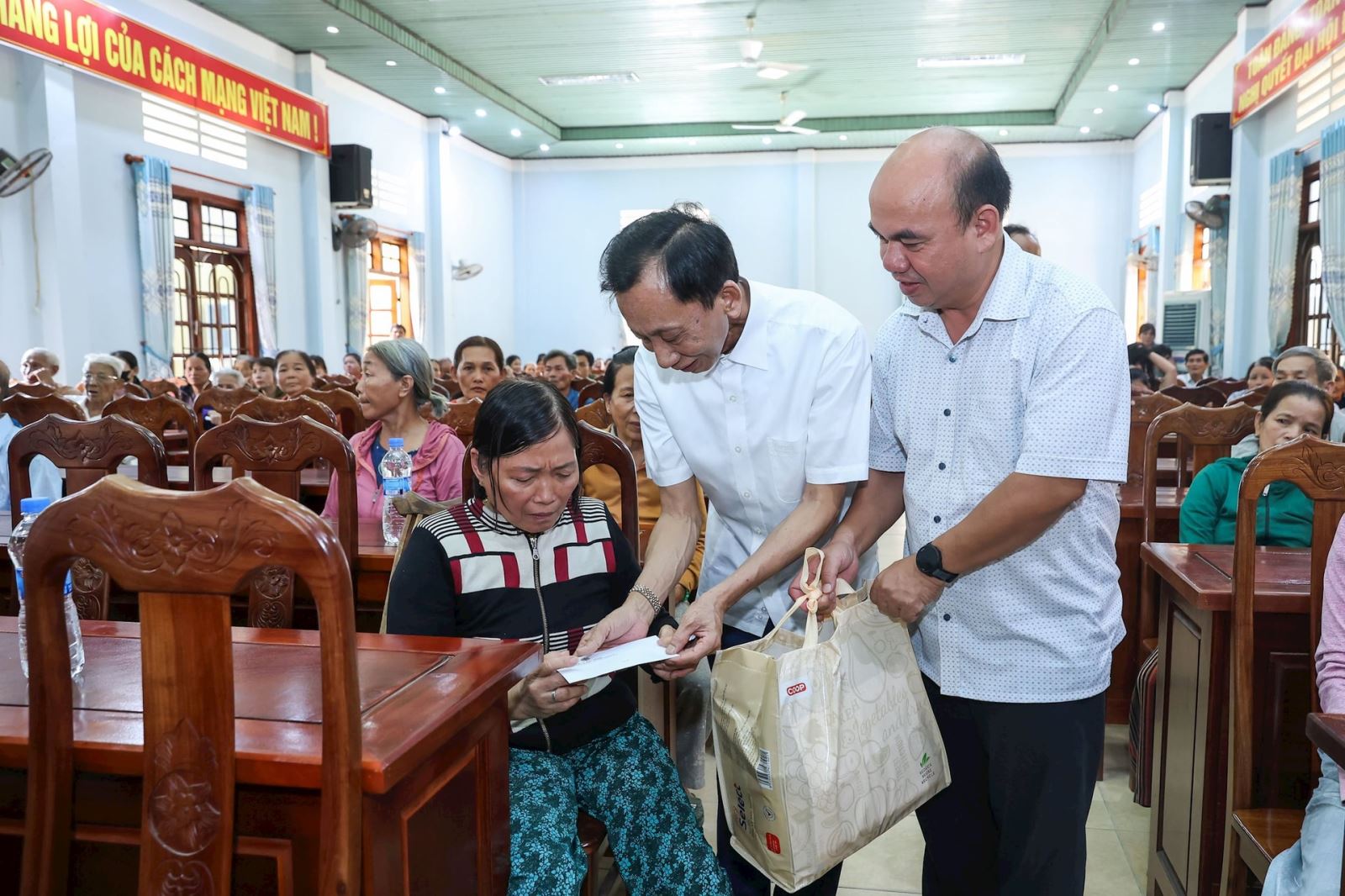 Hiệp sĩ Đại thánh giá Lê Đức Thịnh và ông Siu Trung, Phó Chủ tịch UBMTTQ tỉnh Gia Lai xuống tận nơi trao quà cho các cựu chiến binh, cựu thanh niên xung phong già yếu. Ảnh: Quang Vinh.