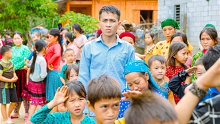 Hướng tới Đại hội thi đua yêu nước toàn quốc lần thứ XI:Người Bí thư hiến đất gieo chữ cho bản Mông