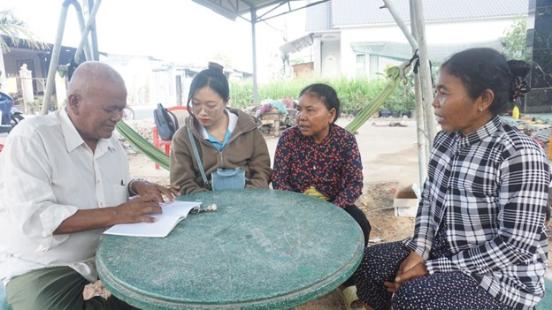 Người có uy tín trong cộng đồng tham gia tuyên truyền vận động đồng bào dân tộc thiểu số
