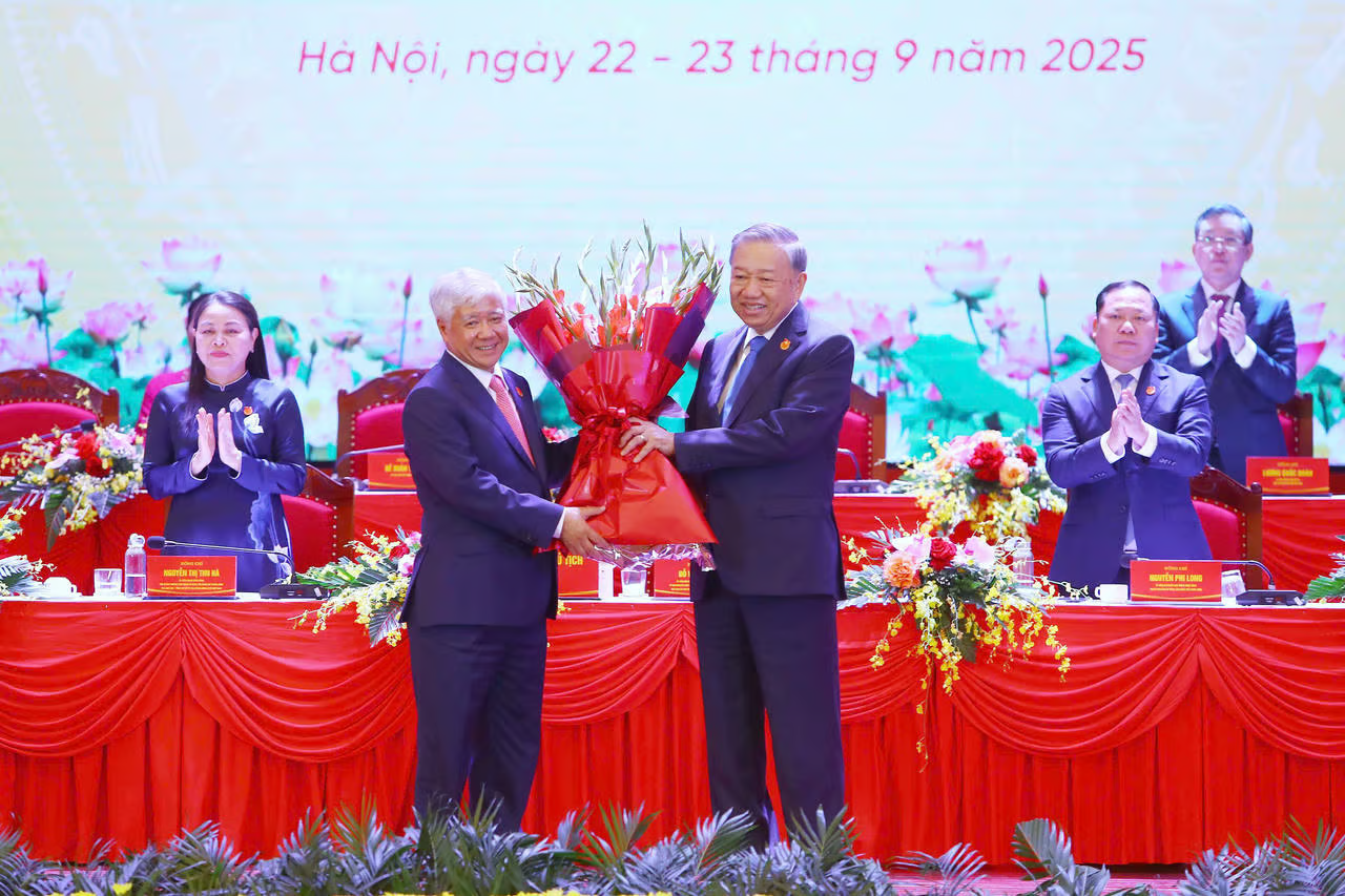  Chủ tịch UBTƯ MTTQ Việt Nam Đỗ Văn Chiến tặng hoa cảm ơn tình cảm và ý kiến chỉ đạo của Tổng Bí thư Tô Lâm. Ảnh: Lê Khánh. 