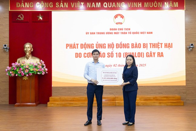 Bà Nguyễn Thị Thu Hà, Ủy viên Trung ương Đảng, Phó Chủ tịch - Tổng Thư ký Ủy ban Trung ương MTTQ Việt Nam tiếp nhận ủng hộ từ Tổng Liên đoàn Lao động Việt Nam
