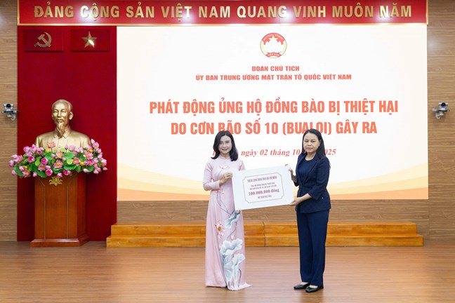  Bà Nguyễn Thị Thu Hà, Ủy viên Trung ương Đảng, Phó Chủ tịch - Tổng Thư ký Ủy ban Trung ương MTTQ Việt Nam tiếp nhận ủng hộ từ Trung ương Đoàn Thanh niên cộng sản Hồ Chí Minh
