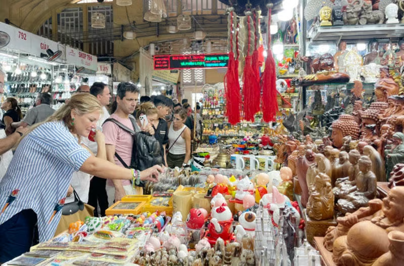 Du khách tham quan, mua sắm tại chợ Bến Thành, TPHCM.