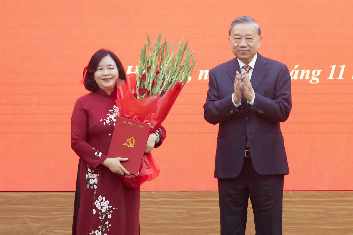 Tổng Bí thư Tô Lâm trao Quyết định của Bộ Chính trị và tặng hoa chúc mừng bà Bùi Thị Minh Hoài. Ảnh: Quang Vinh.