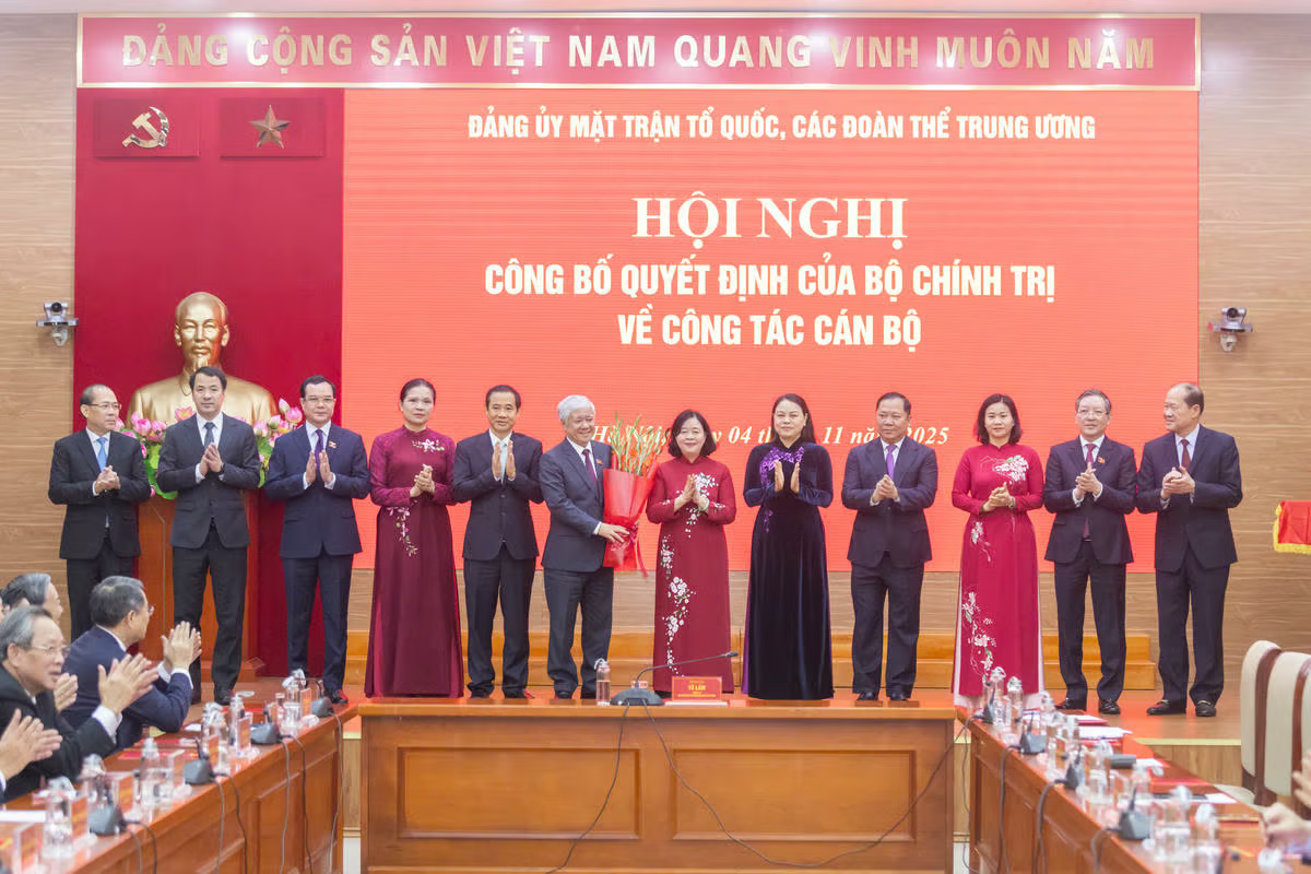 Bí thư Đảng ủy MTTQ, các đoàn thể Trung ương Bùi Thị Minh Hoài và các đại biểu tặng hoa chúc mừng ông Đỗ Văn Chiến được Bộ Chính trị chỉ định giữ chức Phó Bí thư Thường trực Đảng ủy Quốc hội nhiệm kỳ 2020-2025. Ảnh: Quang Vinh.